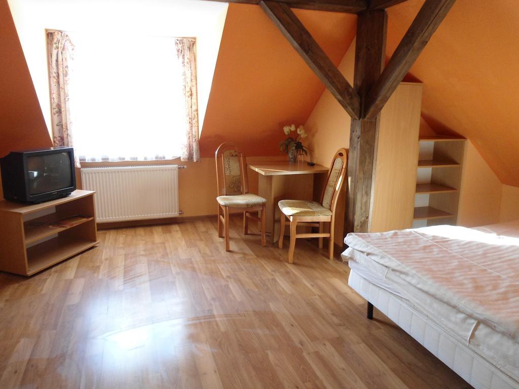 Hotel Pod Platanami Trzebnica Zimmer foto