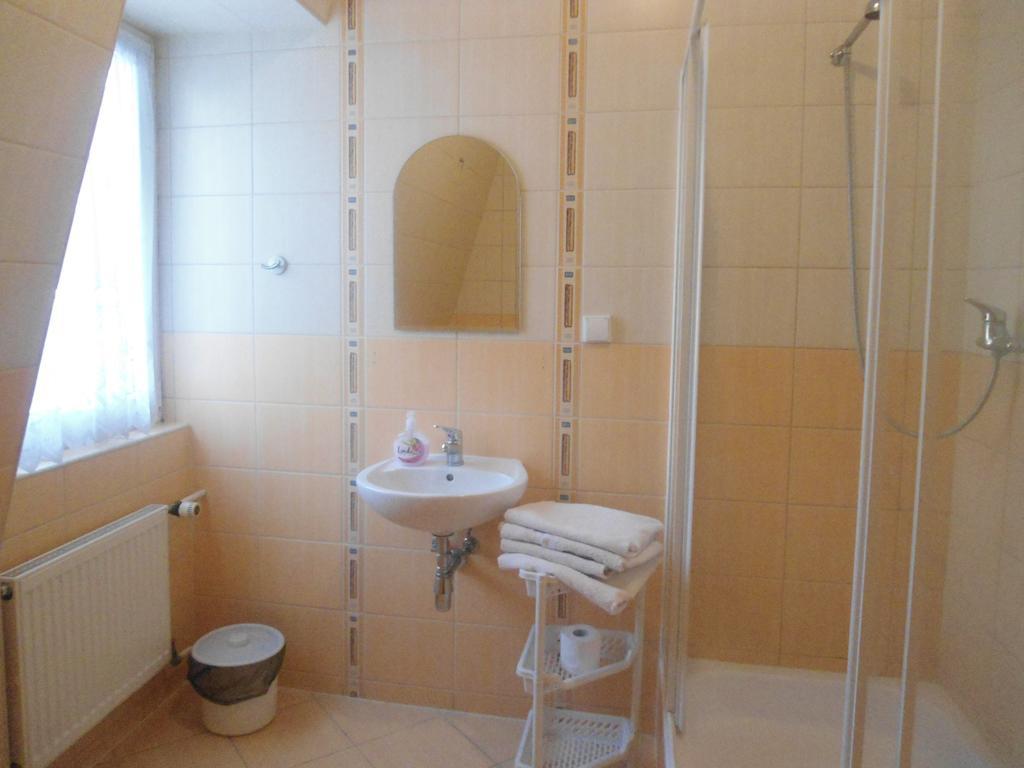 Hotel Pod Platanami Trzebnica Zimmer foto